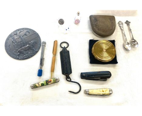 Tray of collectables to include pocket knife, scales, compact etc 