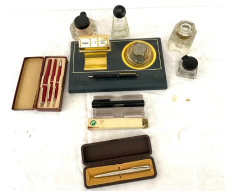 Vintage desk tidy, ink wells and pens to include Parker, Conway Stewart set etc 