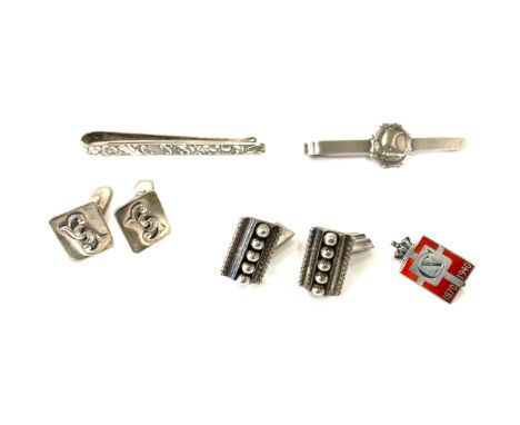 Selection of vintage and later silver items includes King mark Georg Jensen pin, 2 Danish tie clips, Cufflinks, SCW. Fogn Den