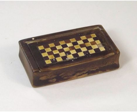 SNUFF BOX. A 19th century horn snuff box, with chequerboard lid. Length 6.7cm.