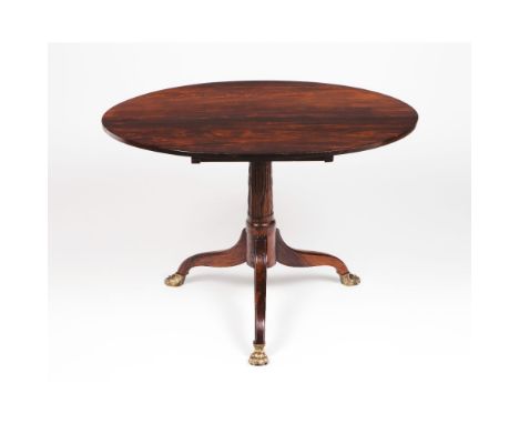 A tripod tableRosewoodTilt-top of central carved shaft and three claw feet20th century68,5x100,5x75 cm