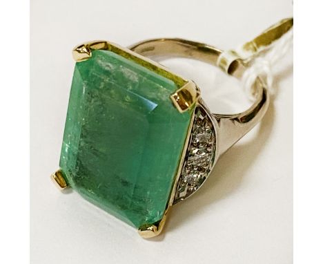 18CT GOLD DIAMOND &amp; EMERALD RING - APPROX 17.3 CT SIZE J/K