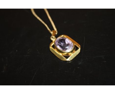 A RETRO STYLE 9CT GOLD AMETHYST PENDANT ON CHAIN