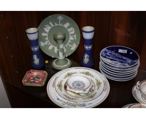 A COLLECTION OF ASSORTED CERAMICS TO INCLUDE WEDGWOOD JASPERWARE, MINTON ROTIQUE, ROYAL WORCESTER ETC