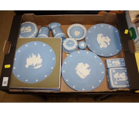 A TRAY OF BLUE WEDGWOOD JASPERWARE TO INCLUDE CABINET PLATES, TRINKET POTS ETC. 