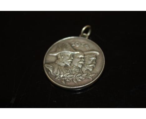 A WHITE METAL 1914 MEDAL MARKED SWISS TO EDGE AND EMBOSSED WITH THE WORDS 'AU VAILLANT ROIDES BELGES ET A SON PEUPLE'