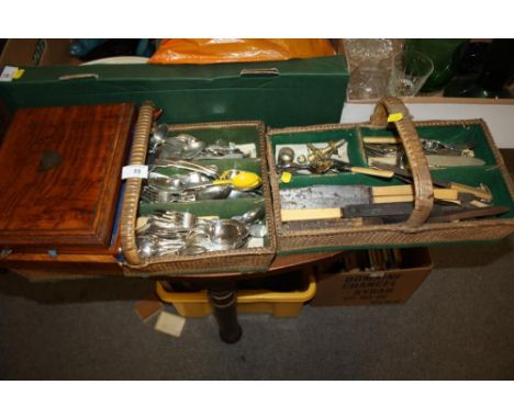 A LARGE QUANTITY OF VINTAGE FLATWARE TO INCLUDE A QUANTITY OF SILVER PLATE, CASED KNIVES AND FORK SET A/F ETC.