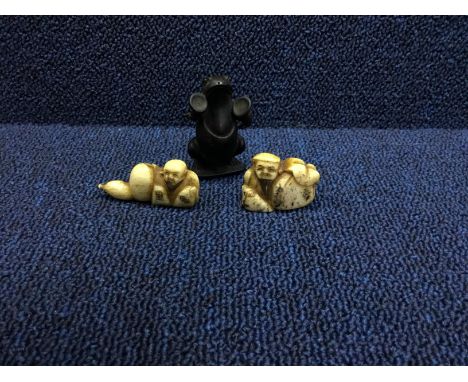 JAPANESE HORN OKIMONO OF A FROG, 6cm high, along with two bone netsuke, each depicting male figures (3)