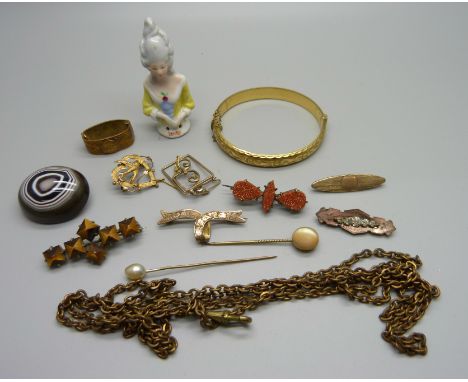A collection of vintage jewellery, a 9ct gold swallow brooch, 1.3g, a goldstone brooch, an agate brooch, etc.,  and a hat pin