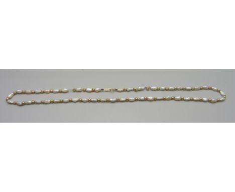 A 14ct gold mounted freshwater pearl necklet 