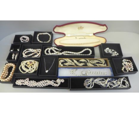 A collection of freshwater pearl and faux pearl jewellery 
