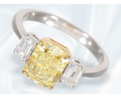 Ring: wertvoller, neuwertiger Diamantring mit einem gelben Fancy Diamanten von ca. 2,5ct und 2 feinen weißen Emerald-Cut Diam