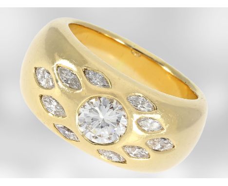 Ring: massiver und schwerer Goldschmiede-Bandring mit Brillant von ca. 1,19ct und Diamant-Navettes, insgesamt ca. 1,79ct, 18K