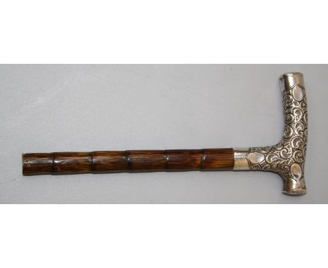 An Edwardian silver scroll chased parasol handle with simulated cane shaft, London marks indistinct, 17cm&nbsp;