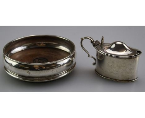 Daniel and John Wellby, a Victorian silver lidded mustard of navette form with scroll handle, flame thumbpiece and domed cove