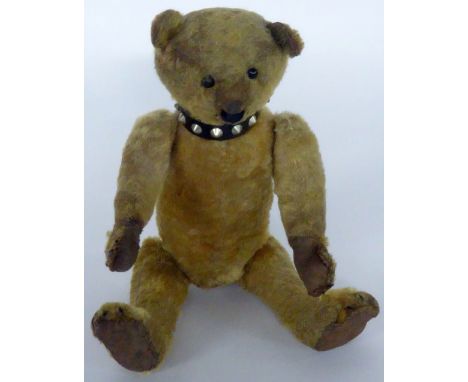 AN EARLY 20TH CENTURY GERMAN POSSIBLY STEIFF GOLDEN PLUSH TEDDY BEAR with replaced fabric pads, with black boot button eyes 1