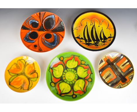 Five Poole Pottery mid century modern plates and shallow bowls including Delphis and Aegean examples, largest diameter 27cm