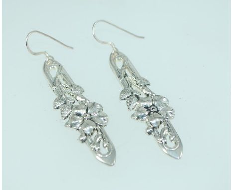 A pair of 925 silver Art Nouveau style earrings with fish hook backs. Measures 5cms. Weight 10g.