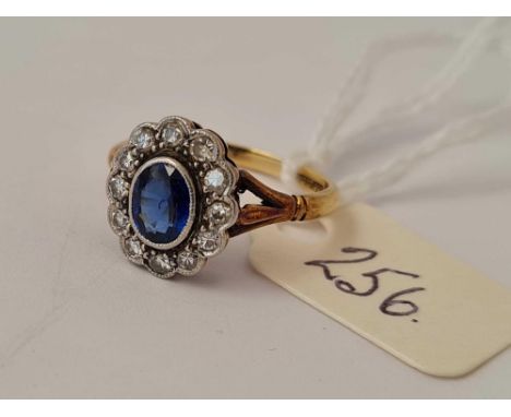 A EDWARDIAN SAPPHIRE AND DIAMOND CLUSTER RING 18CT GOLD SIZE K   3.2 GMS