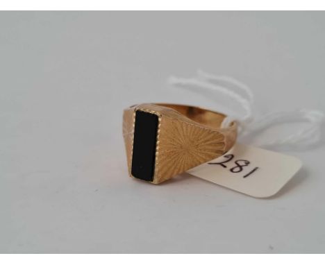 A onyx signet ring 9ct size U    5.6 gms