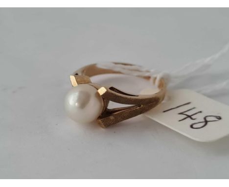 A peal ring with bifurcated set shoulders 9ct Size M