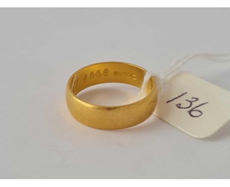 A WEDDING BAND 22CT GOLD SIZE M    4.7 GMS
