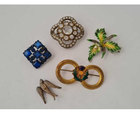 A bag of five Vintage brooches