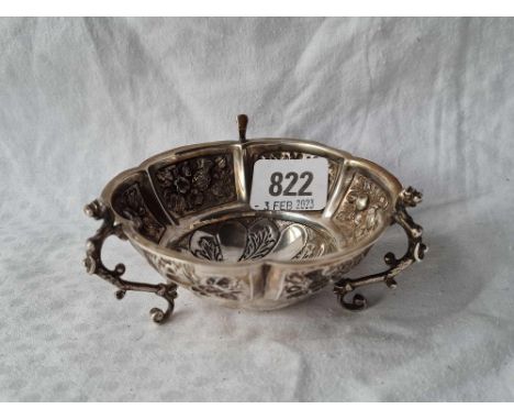 A sweet dish on three monster decorated legs, 4" wide, London 1899 by M&amp;W, 105g