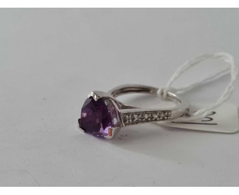 A white gold triangular amethyst ring with diamond shoulder 9ct size O 4.3 gms