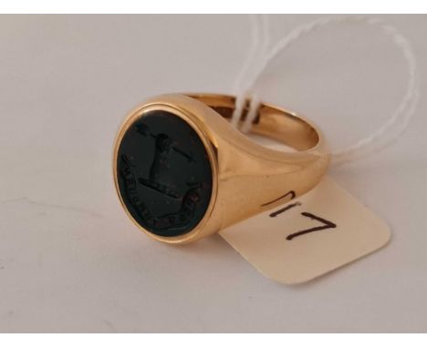 ANTIQUE 18CT SIGNET RING, SET WITH A BLOODSTONE INTAGLIO, WITH HAND, ARROW & MOTO, HALLMARKED BIRMINGHAM 1927,  SIZE P