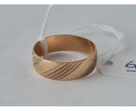 A wide patterned 9ct wedding band size R 2.6g