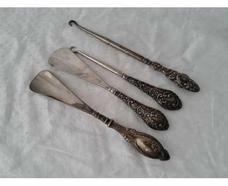 A pair of button hooks and shoe horns (4)