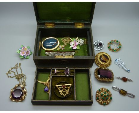 A vintage jewellery box and contents including gold plated stone set ring and brooches, etc. 