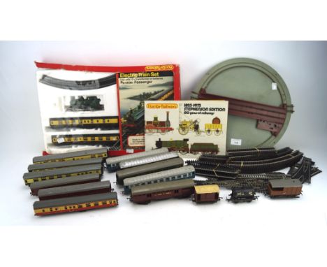 A collection of Hornby 00 gauge and other model railway wares, to include a boxed electric train set, carriages tenders and m