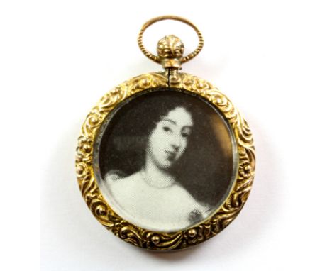 A 9ct yellow gold portrait pendant, Dia. 2.8cm.