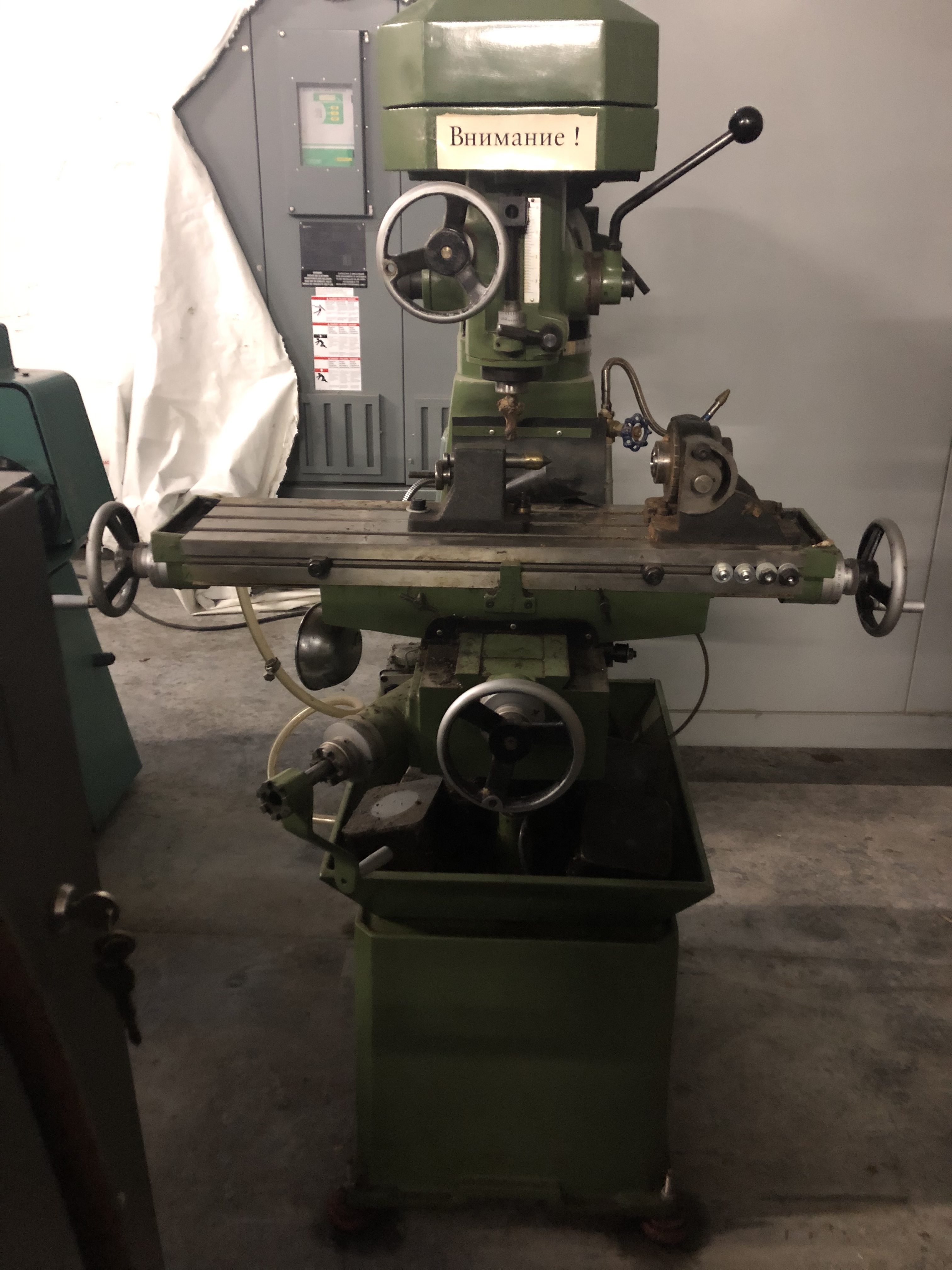 Grizzly Machine Vertical Mill 2.5HP, 8