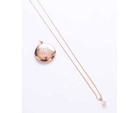 A yellow metal chain necklace, suspending single cultured pearl pendant, the bolt ring clasp stamped '750', 58cm long, weight