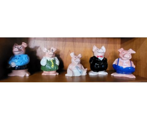 Five Wade Nat West piggy banks 14cm to 18cm. (5)