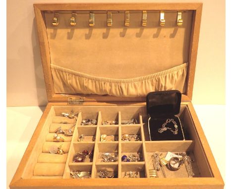 Vintage jewellery box with contents. P&amp;P Group 1 (£14+VAT for the first lot and £1+VAT for subsequent lots) 