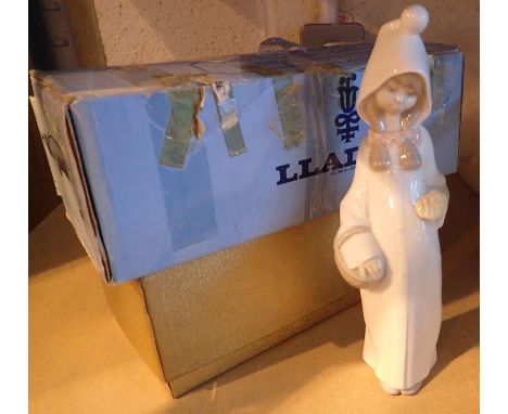 Boxed Lladro girl with basket. P&amp;P Group 1 (£14+VAT for the first lot and £1+VAT for subsequent lots) 
