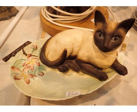 Carlton ware leaf dish and a seat Beswick cat. P&amp;P Group 2 (£18+VAT for the first lot and £3+VAT for subsequent lots) 