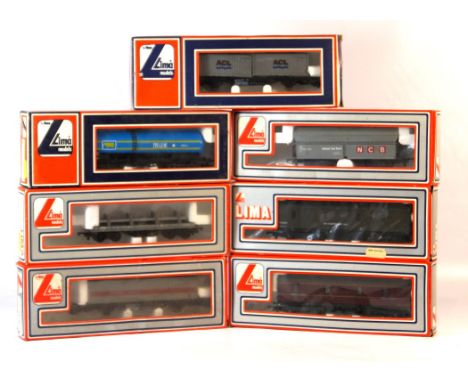 Twenty-six boxed Lima '00' gauge wagons
together with break vans, tankers, parcel vans etc.