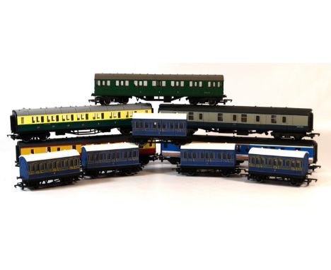 Approximately ninety unboxed '00' gauge coaches by various makers
Including Graham Farish, Hornby, Triang, Trix Twin, Lima in