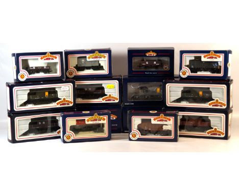 Twenty-five boxed Bachmann '00' gauge wagons and rolling stock.