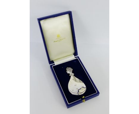 Mappin & Webb silver QEII Silver Jubilee caddy spoon, in fitted blue leather box 