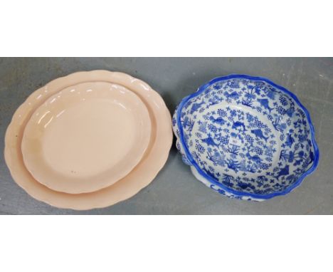 A blue and white basin with fish and seaweed pattern, together with two Staffordshire 'Peach Petal' patterned oval ashets, (3