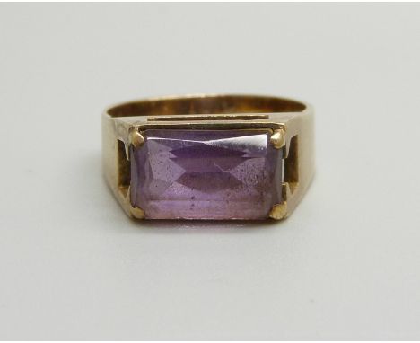 A 9ct gold and amethyst ring, 4.4g, O 