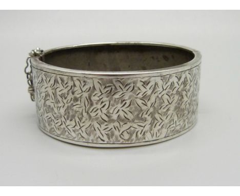 An engraved silver bangle, 31g 