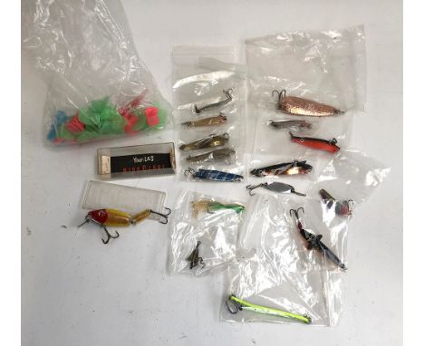 A number of Toby style lures; a Muddler Minnow; a vintage Mirrolure; and a number of treble guards 