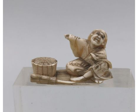 NETSUKE / OKIMONO: SITZENDER MANN, Japan, wohl Bein, ohne Signatur. Vollplastische Figur eines auf einer Matte sitzenden Mann